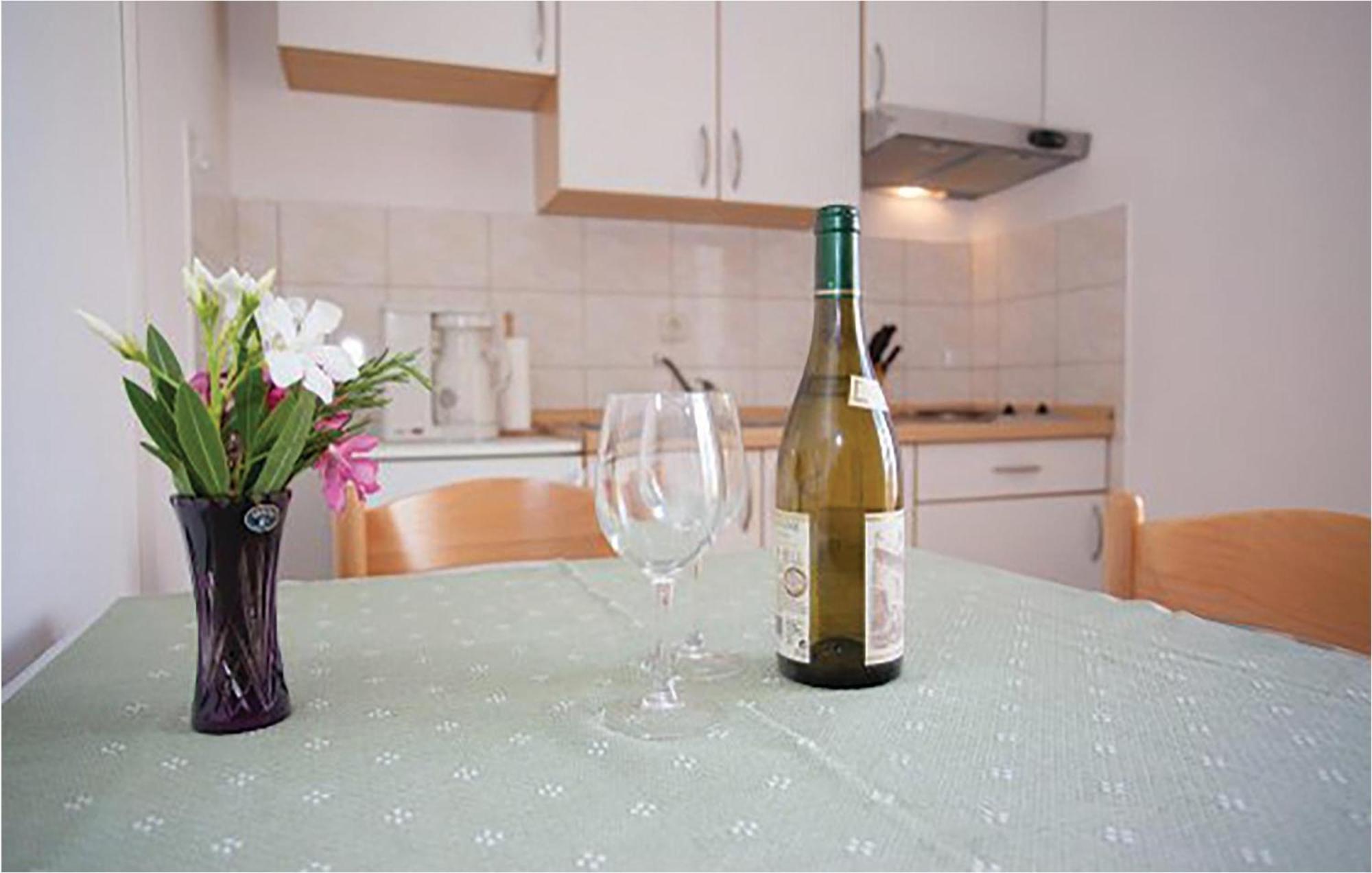 Amazing Apartment In Malinska With Kitchen Exterior foto