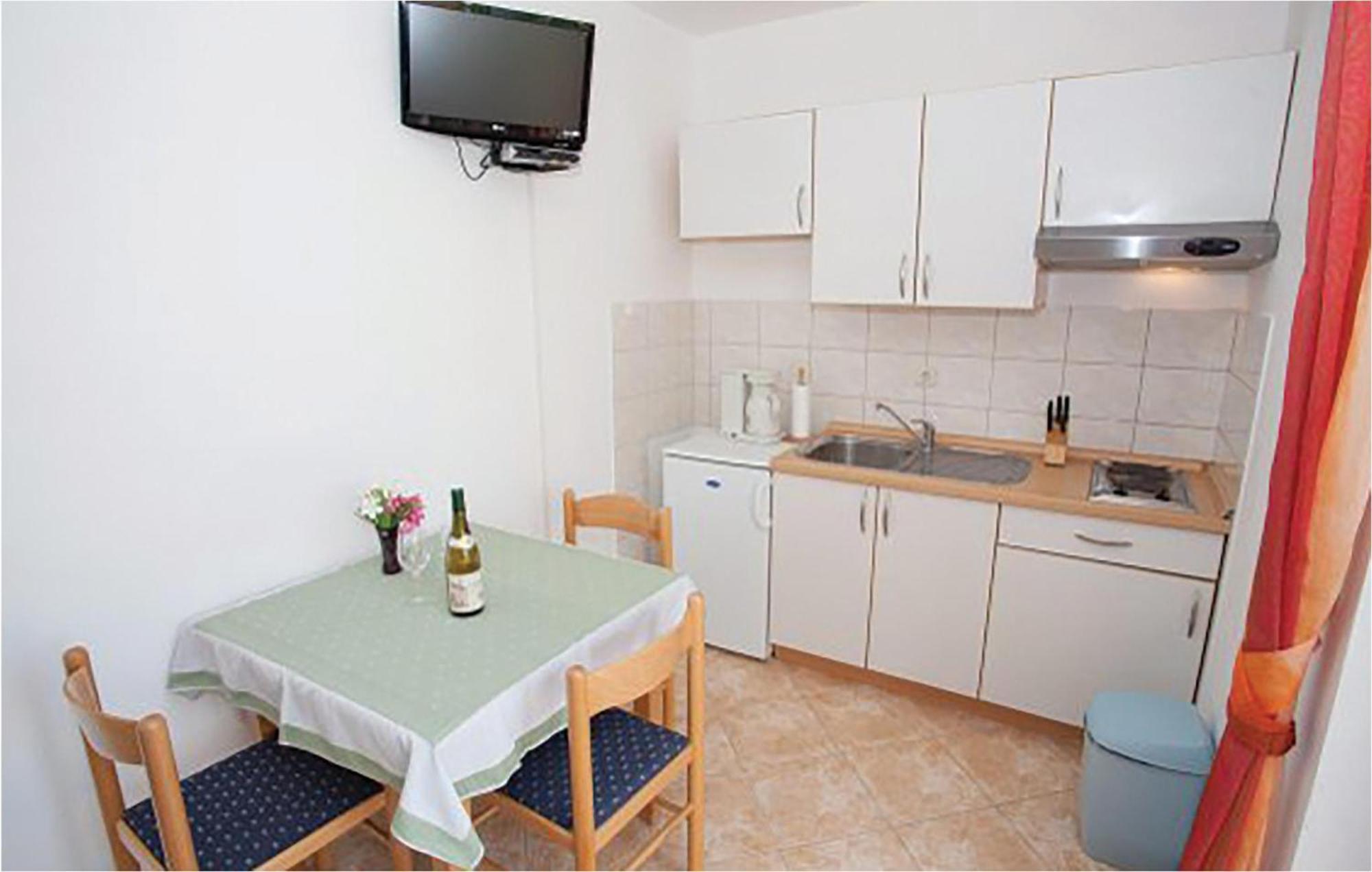 Amazing Apartment In Malinska With Kitchen Exterior foto